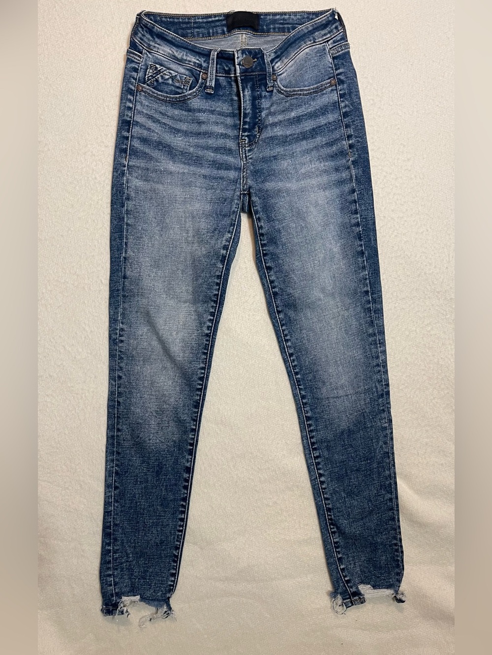 Buckle Women’s Skinny Jeans in Faded Blue Wash